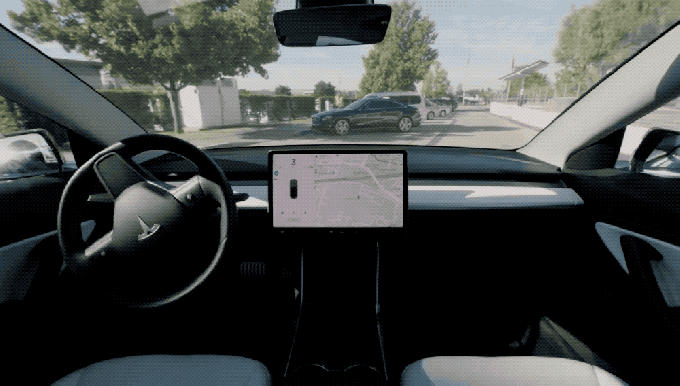 Tesla Smart Summon driving by itself